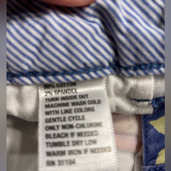 Red camel floral shorts. Size 0. - Picture 4 of 9